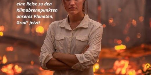 Die Klimajournalistin Louisa Schneider mit Bild vom brennenden Regenwald mit Info´s zur Multimedia-Show