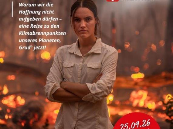 Die Klimajournalistin Louisa Schneider mit Bild vom brennenden Regenwald mit Info´s zur Multimedia-Show