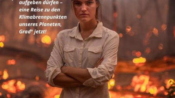 Die Klimajournalistin Louisa Schneider mit Bild vom brennenden Regenwald mit Info´s zur Multimedia-Show