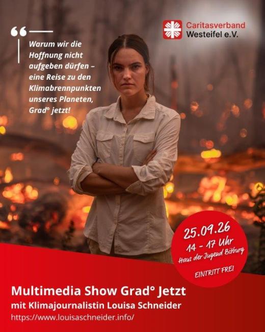 Die Klimajournalistin Louisa Schneider mit Bild vom brennenden Regenwald mit Info´s zur Multimedia-Show