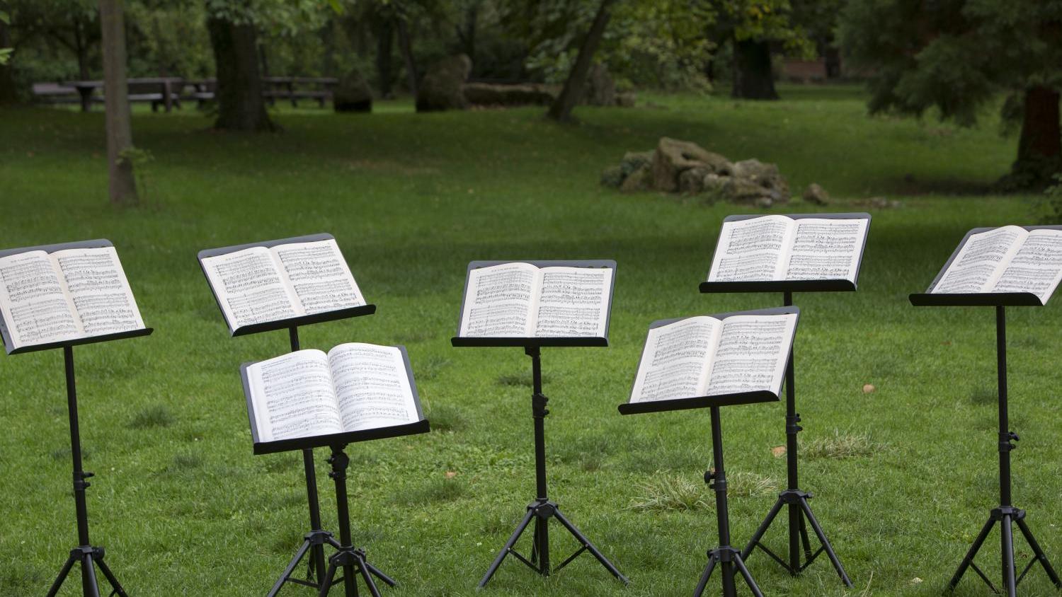 Das Bild zeigt viele Notenständer mit Noten für ein Konzert