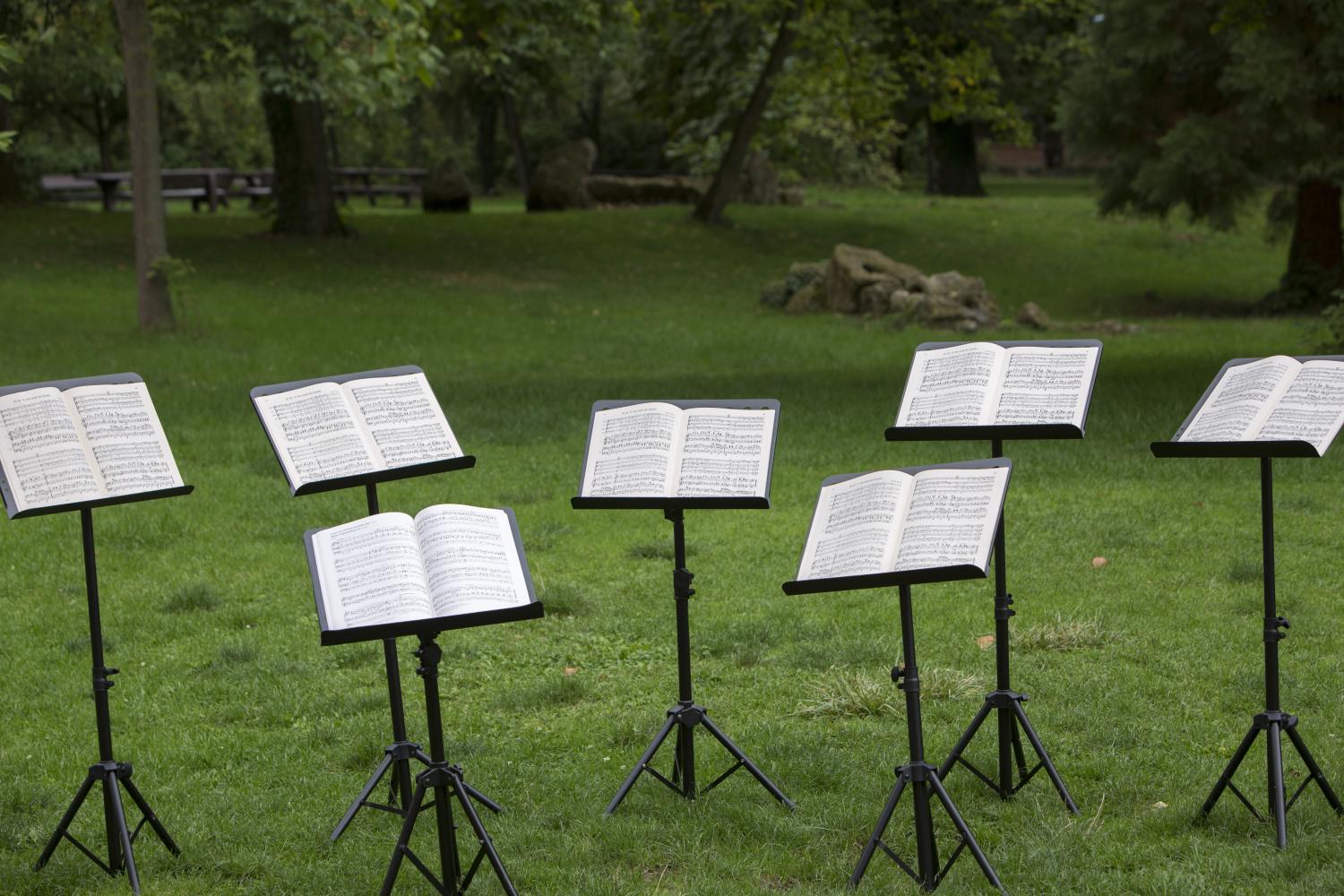 Das Bild zeigt viele Notenständer mit Noten für ein Konzert