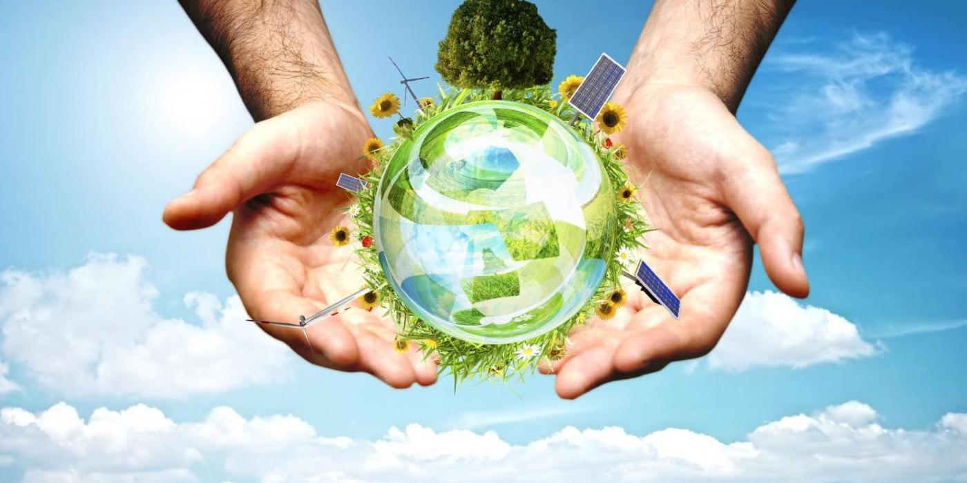 Auf dem Foto halten zwei Hände eine Weltkugel in der Hand