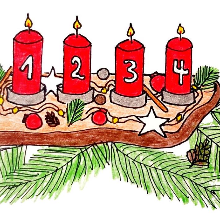 4 rote Kerzen auf einem Holztablett und Tannenzweigen zum Advent