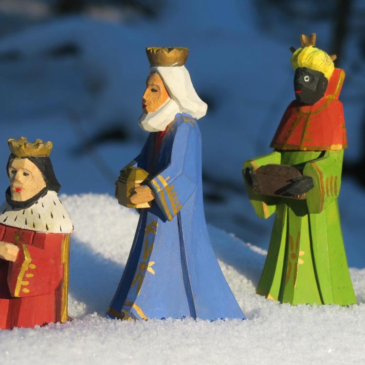 Die drei Weisen gehen mit ihren Geschenken zu Jesus