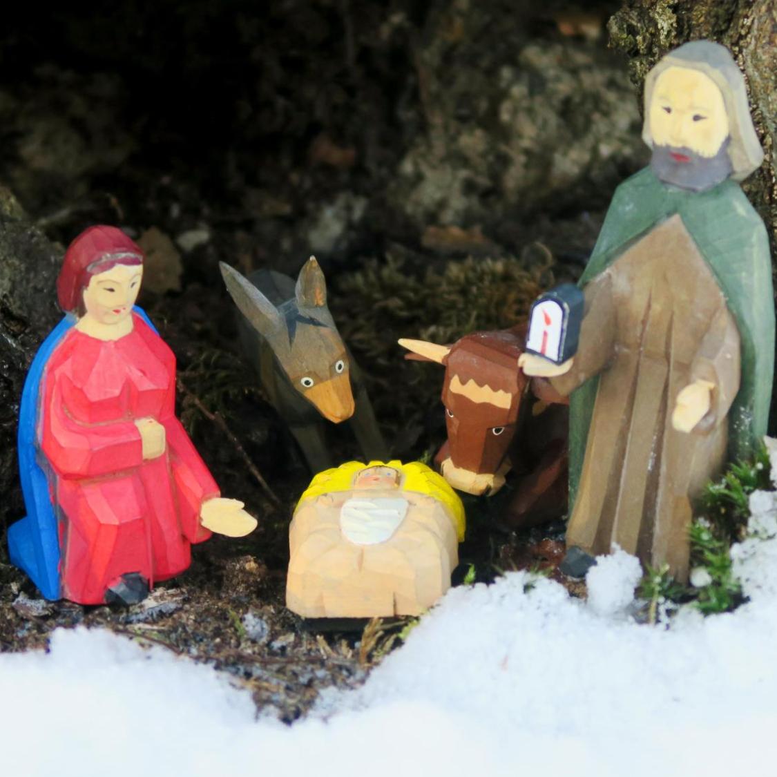 Jesus in der Krippe mit Maria und Josef und Esel und Kuh